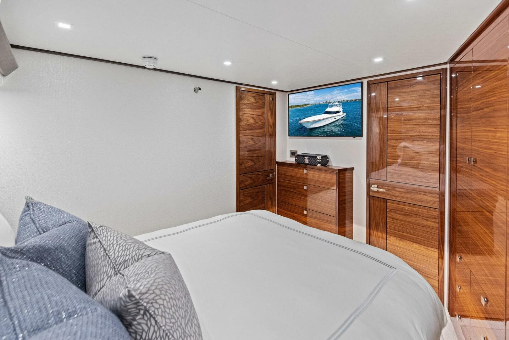 2026 Viking 82 Convertible- TEAM HARVEY I- STBD Guest Sateroom