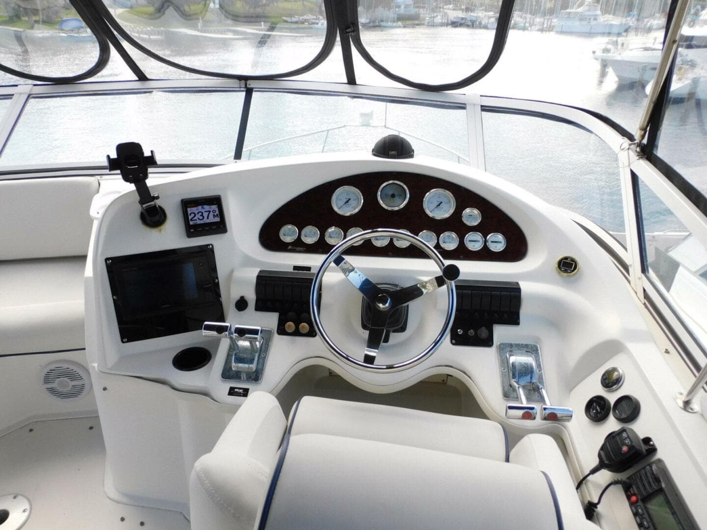 2003 Cruisers Yachts 3750 Motoryacht