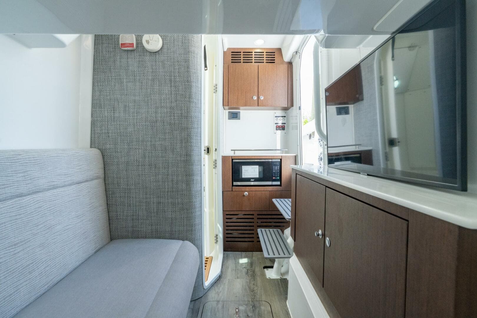 2025 Everglades 375 Center Console