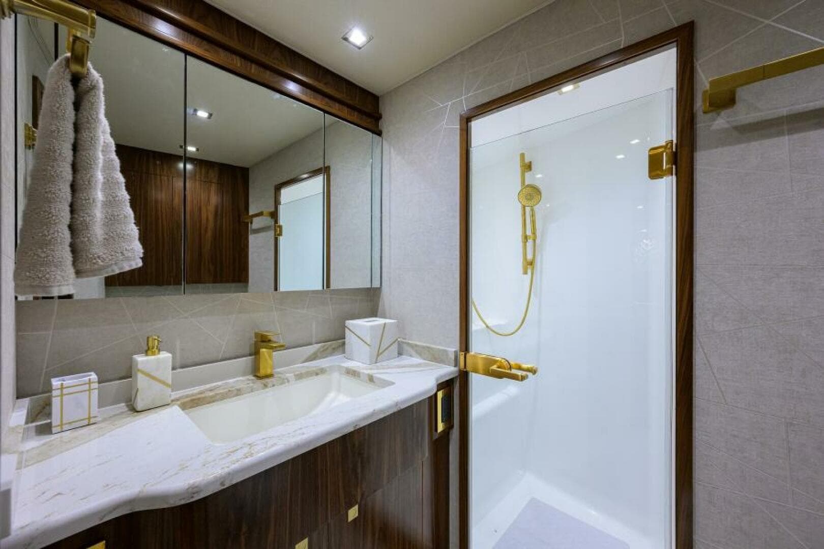 Viking 80 - KEMOSABE - Port Guest Head