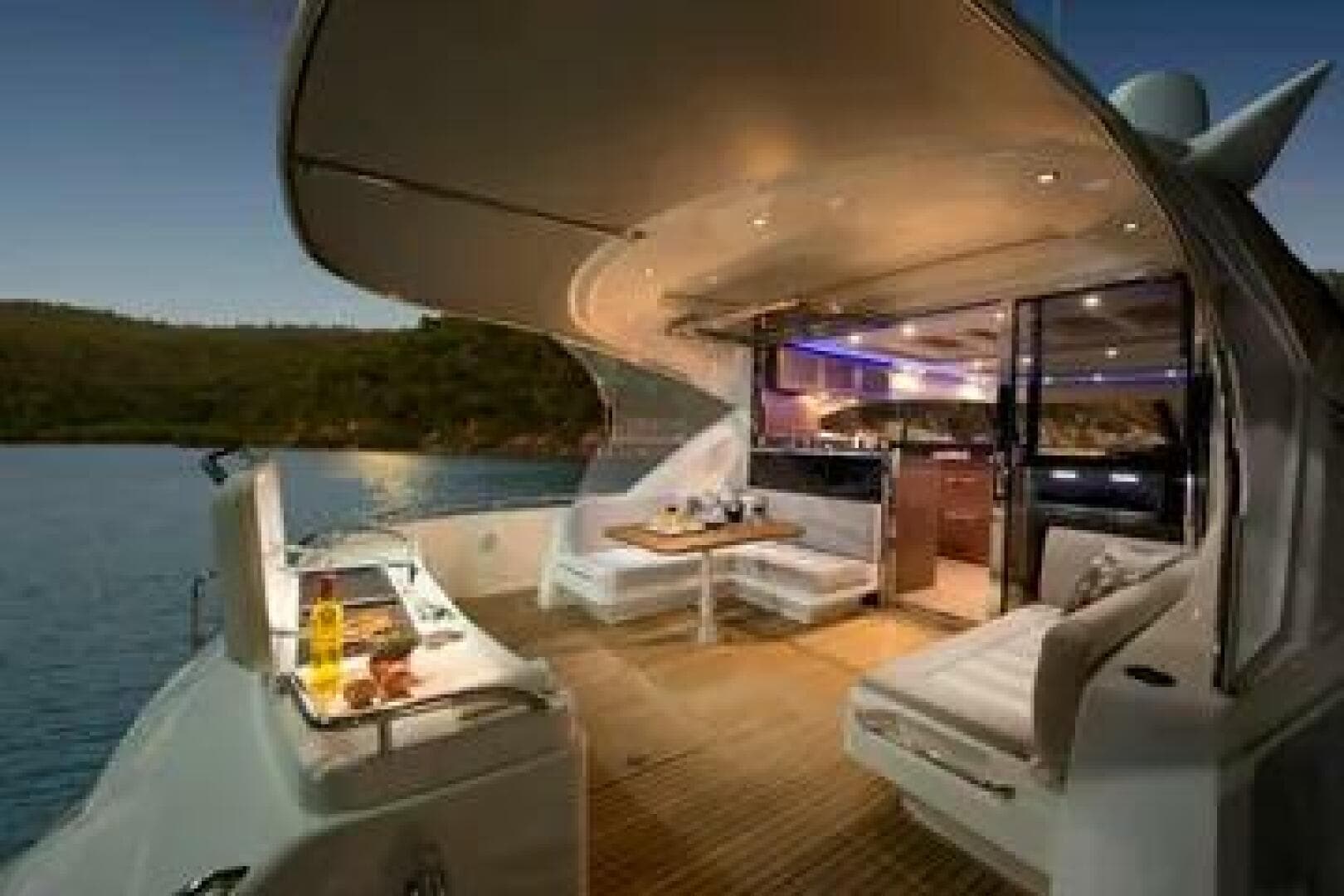 2015 Riviera 6000 Sport Yacht