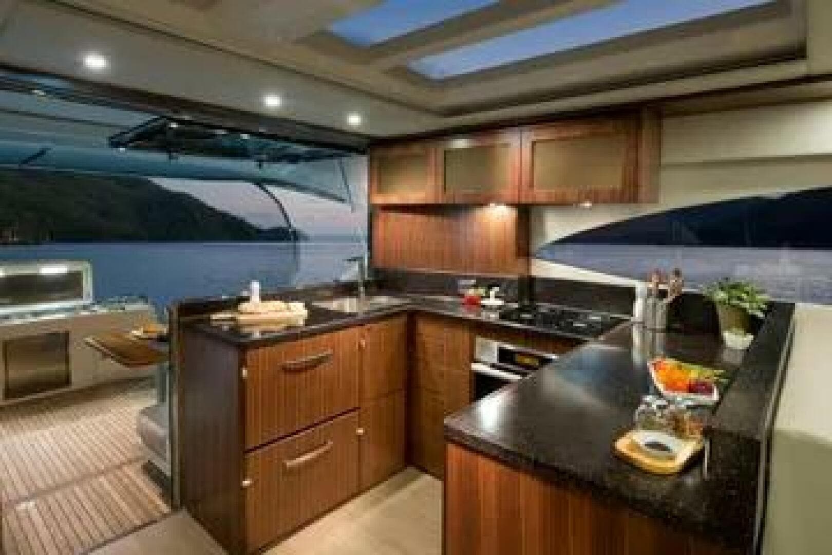 2015 Riviera 6000 Sport Yacht