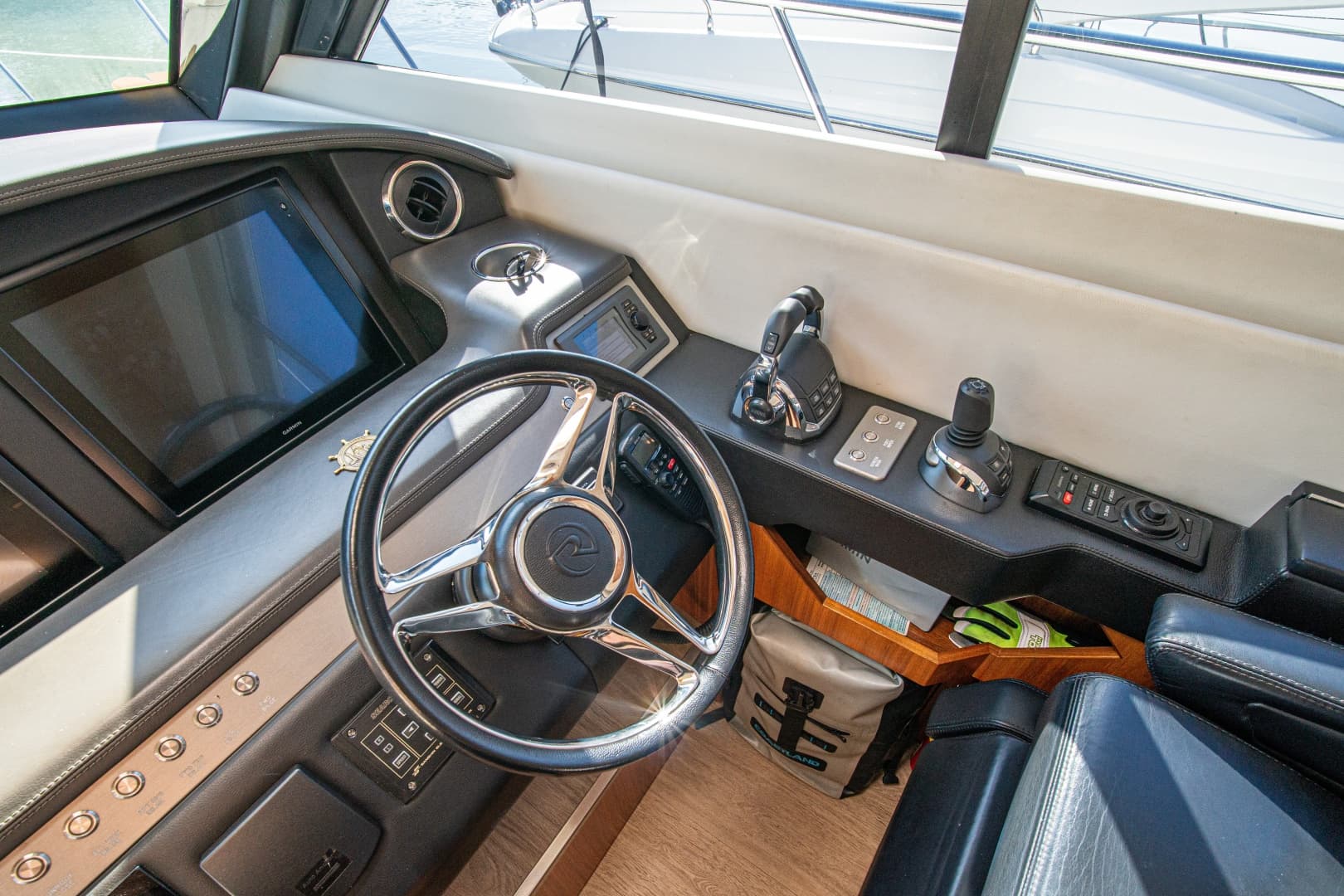 2015 Riviera 6000 Sport Yacht
