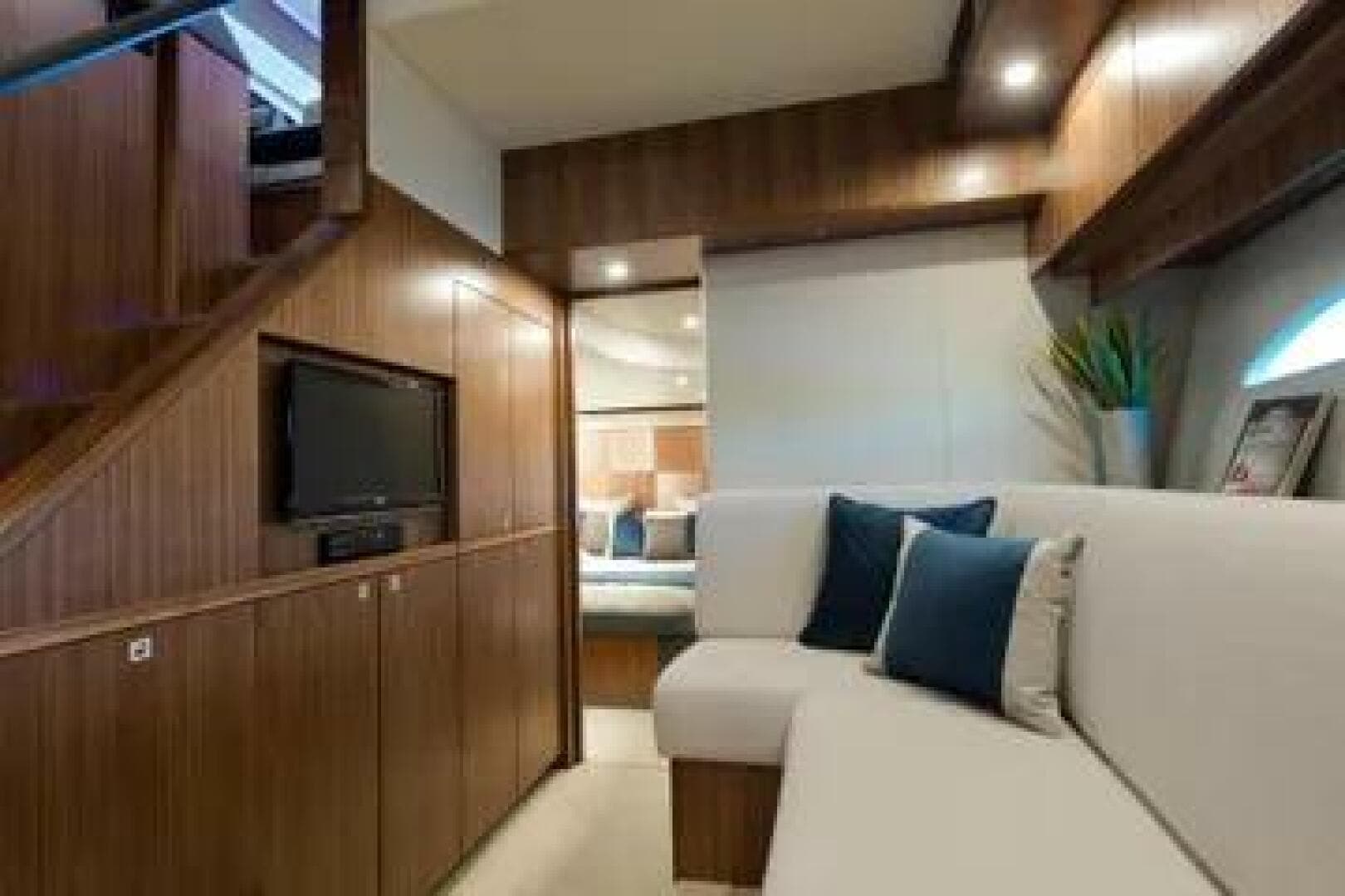2015 Riviera 6000 Sport Yacht