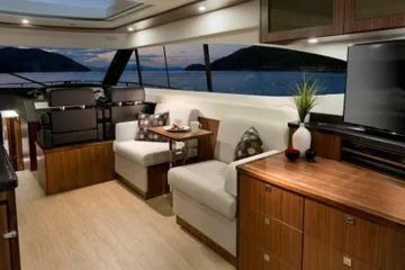 2015 Riviera 6000 Sport Yacht