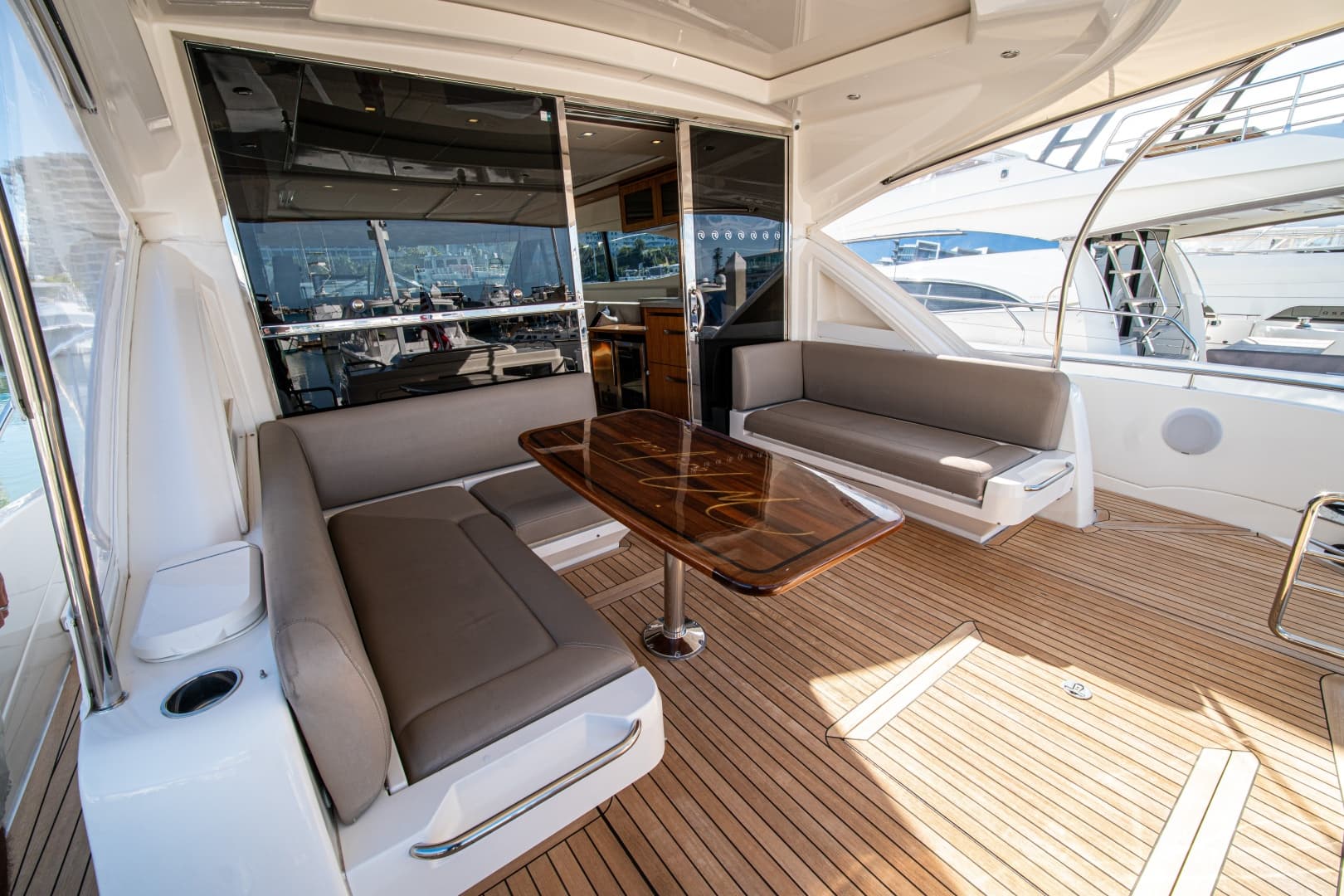 2015 Riviera 6000 Sport Yacht