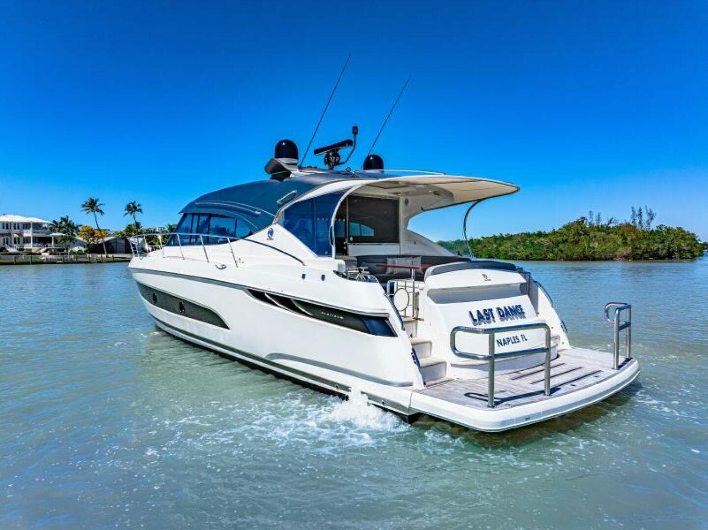 2022 Riviera 5400 Sport Yacht Platinum Edition