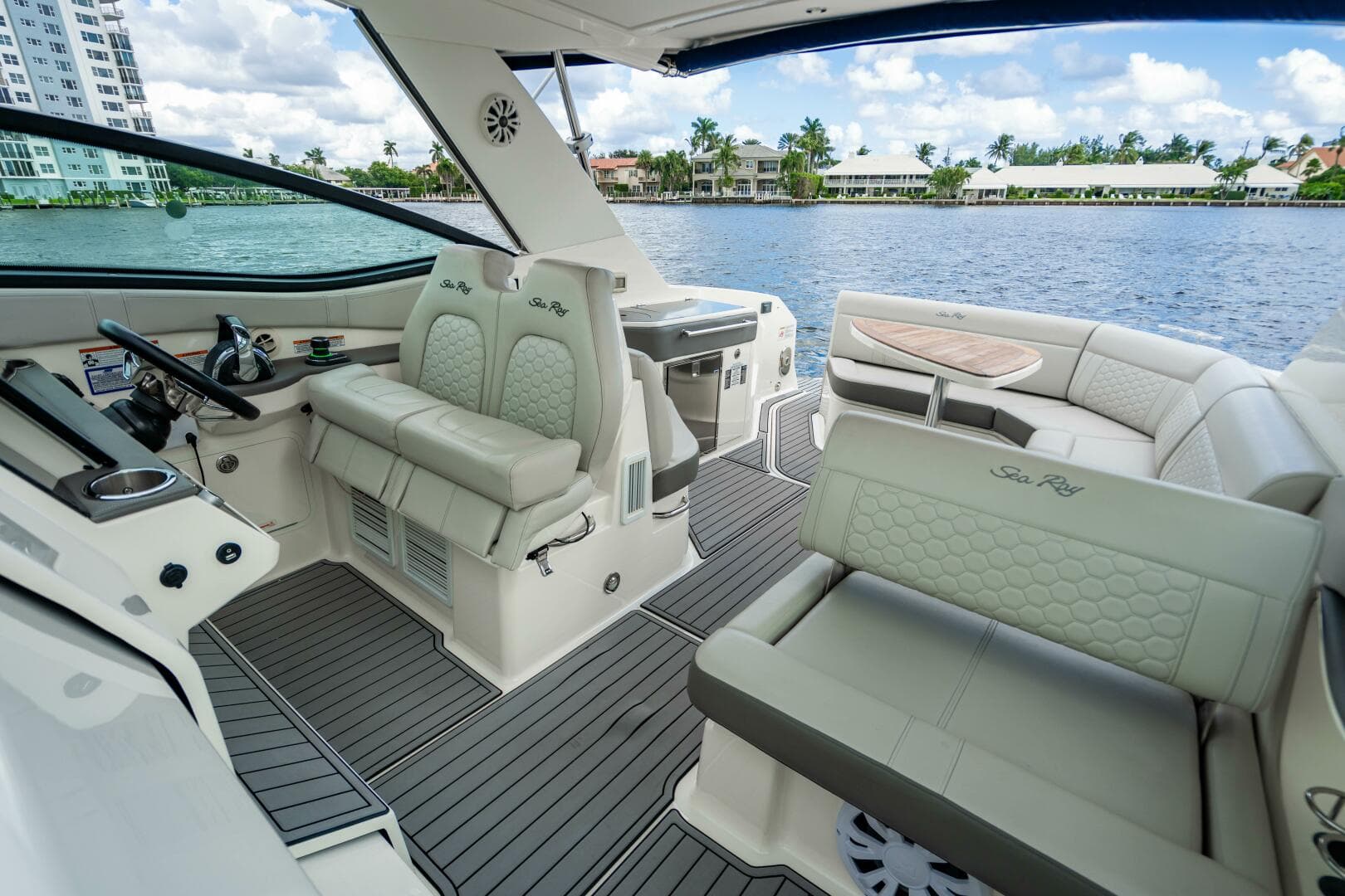 2021 Sea Ray Sundancer 32 Outboard