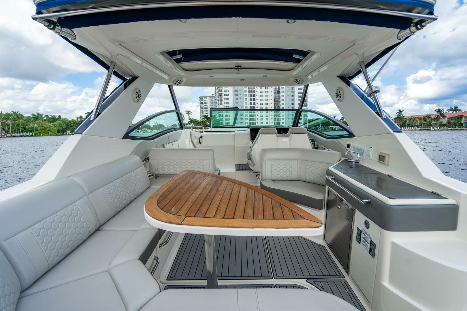 2021 Sea Ray Sundancer 32 Outboard