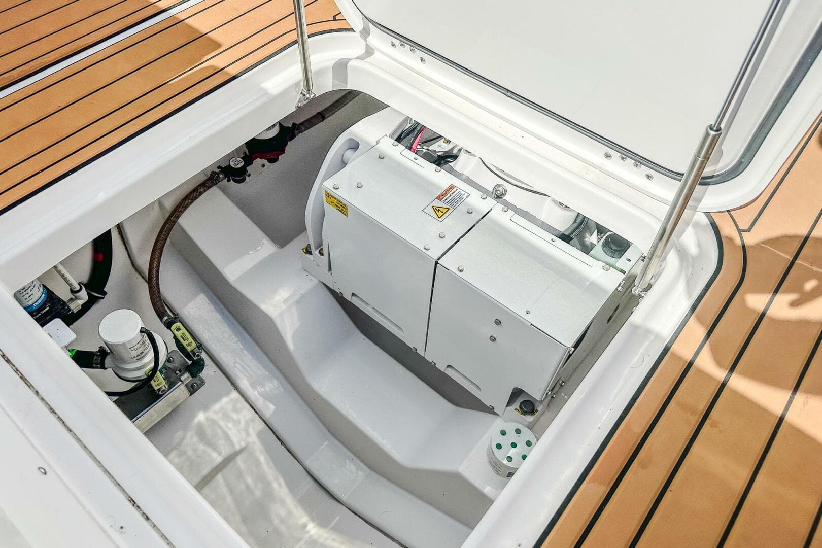 2023 Everglades 335 CC