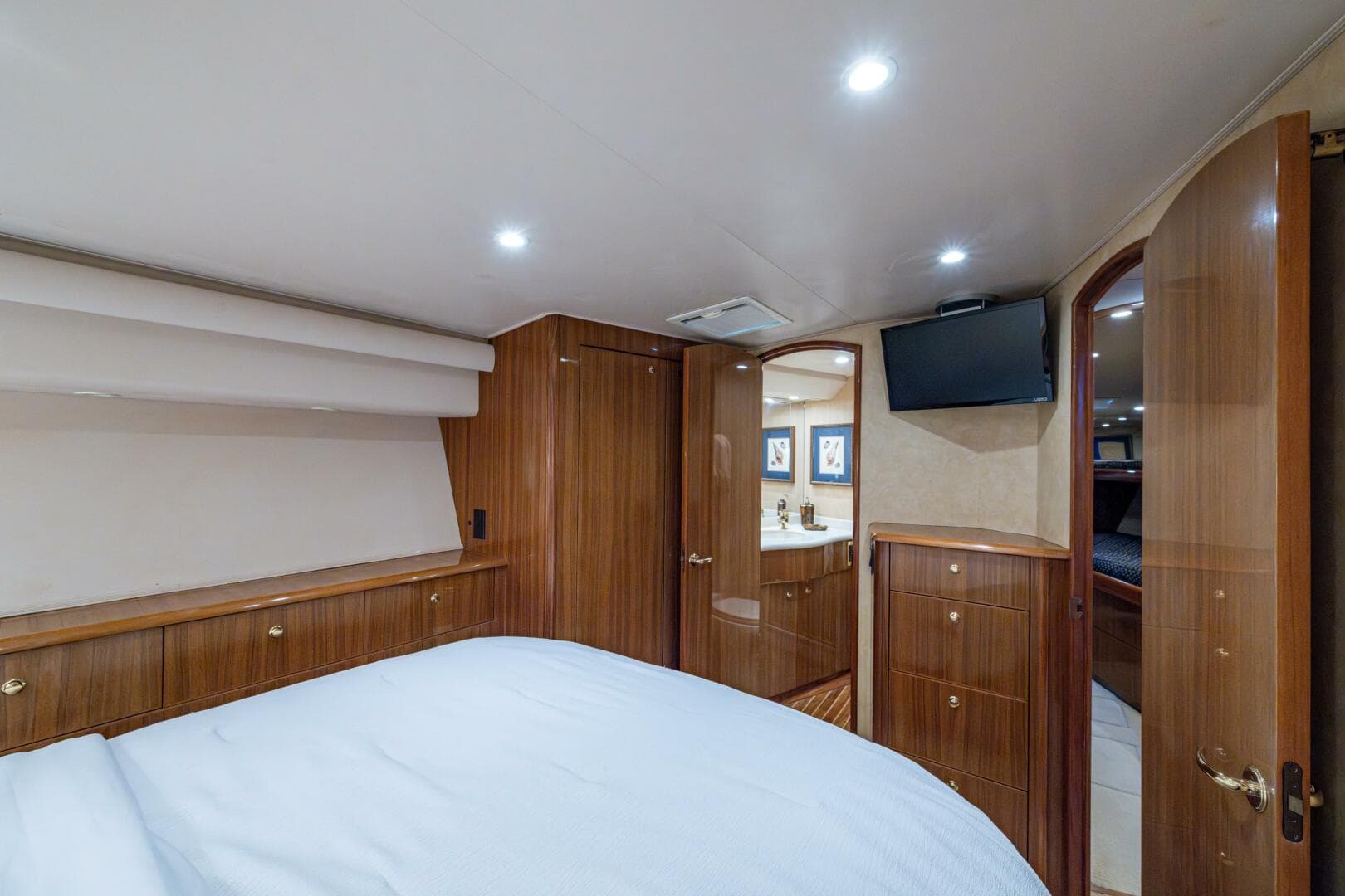 Viking 52 QUALIFIER - Master Stateroom