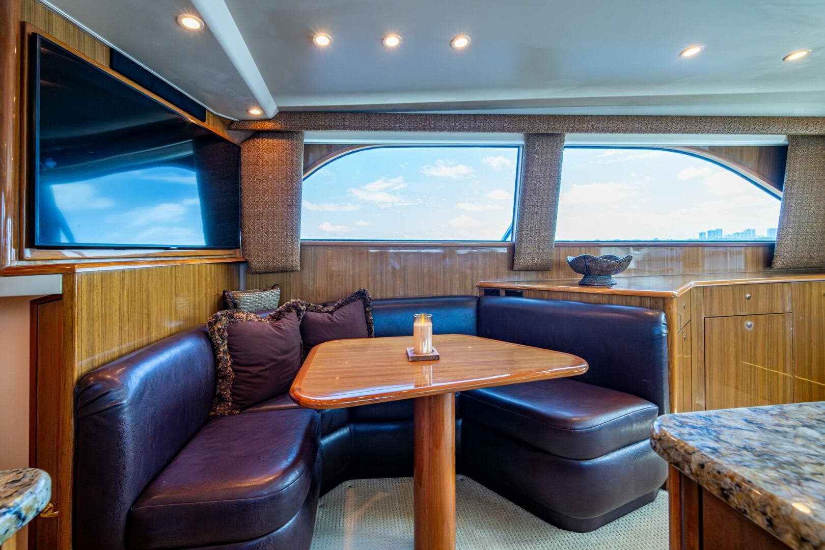 Viking 52 QUALIFIER - Dinette