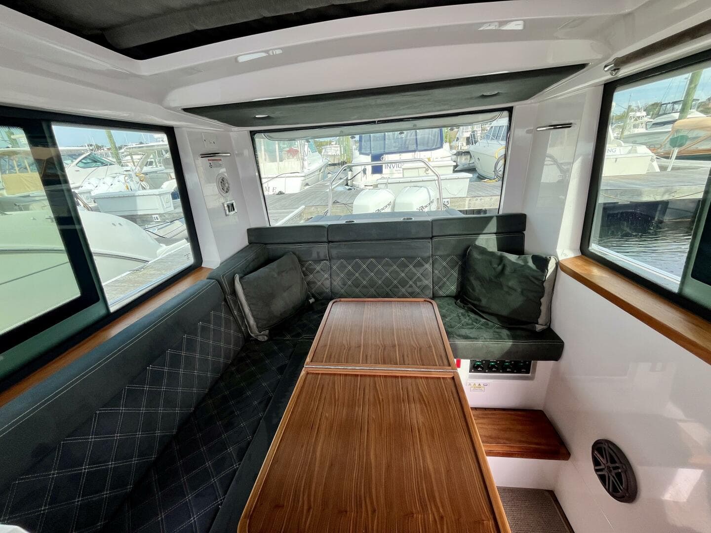 2018 Axopar 37 Sport Cabin R