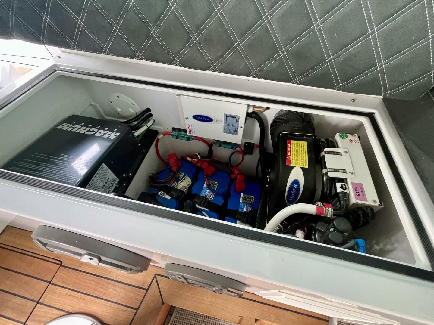 2018 Axopar 37 Sport Cabin R