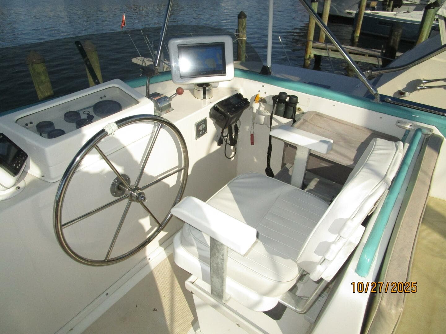 38' Marine Trader flybridge helm1