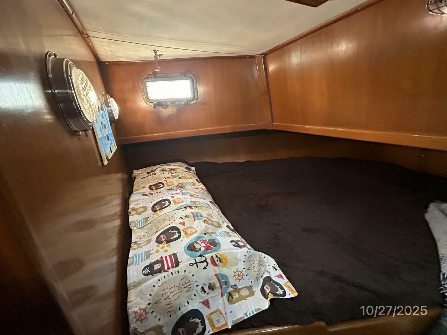 38' Marine Trader guest stateroom port