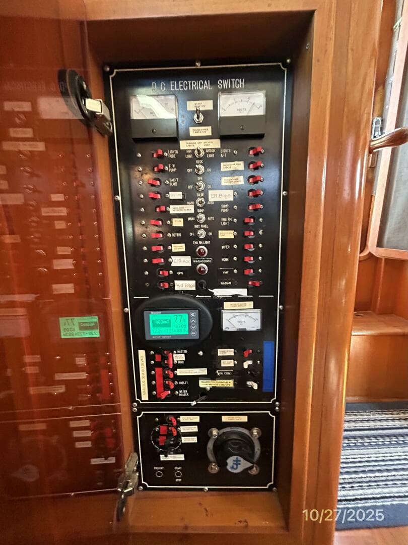 38' Marine Trader electrical panel