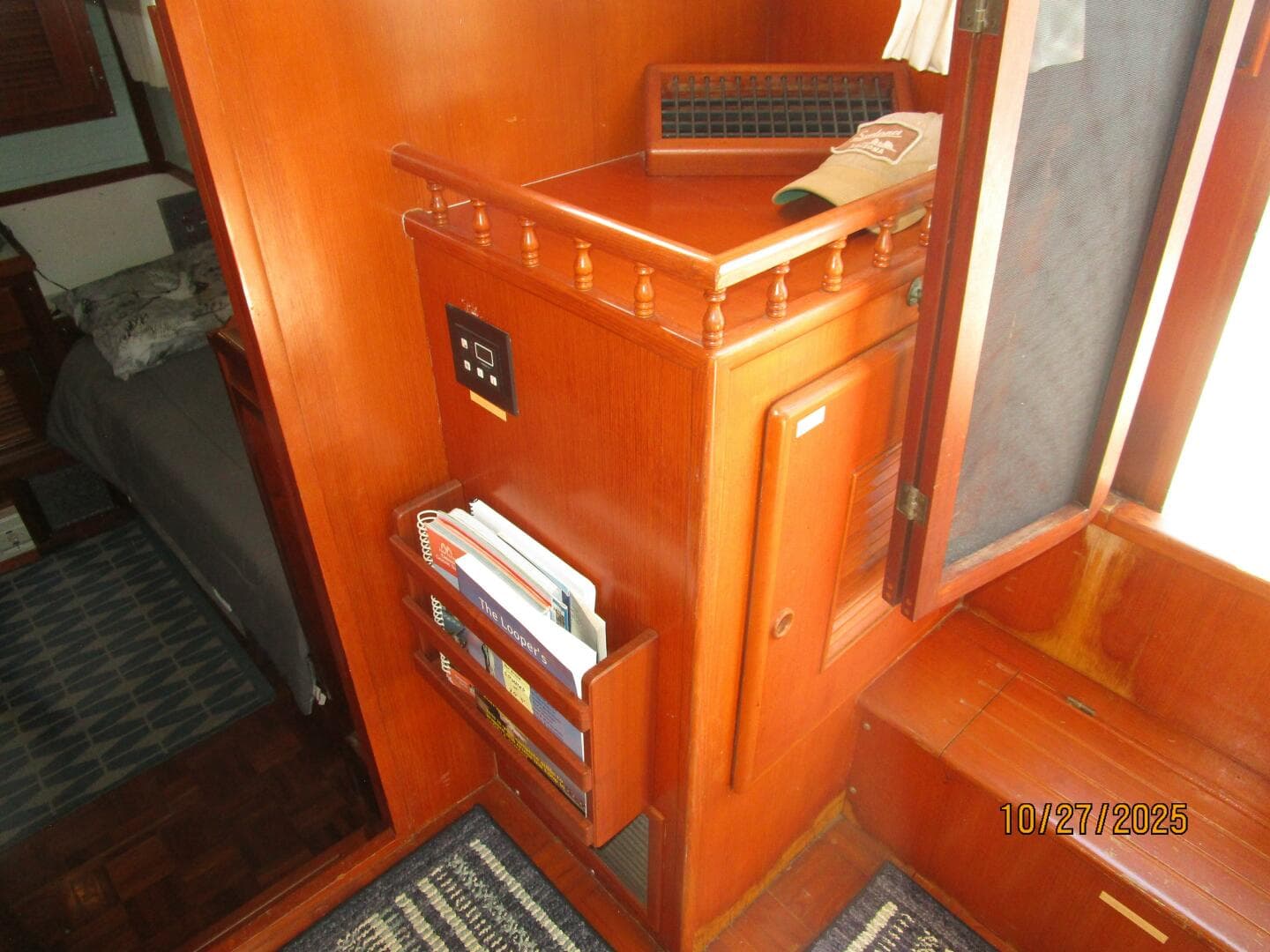 38' Marine Trader salon port aft