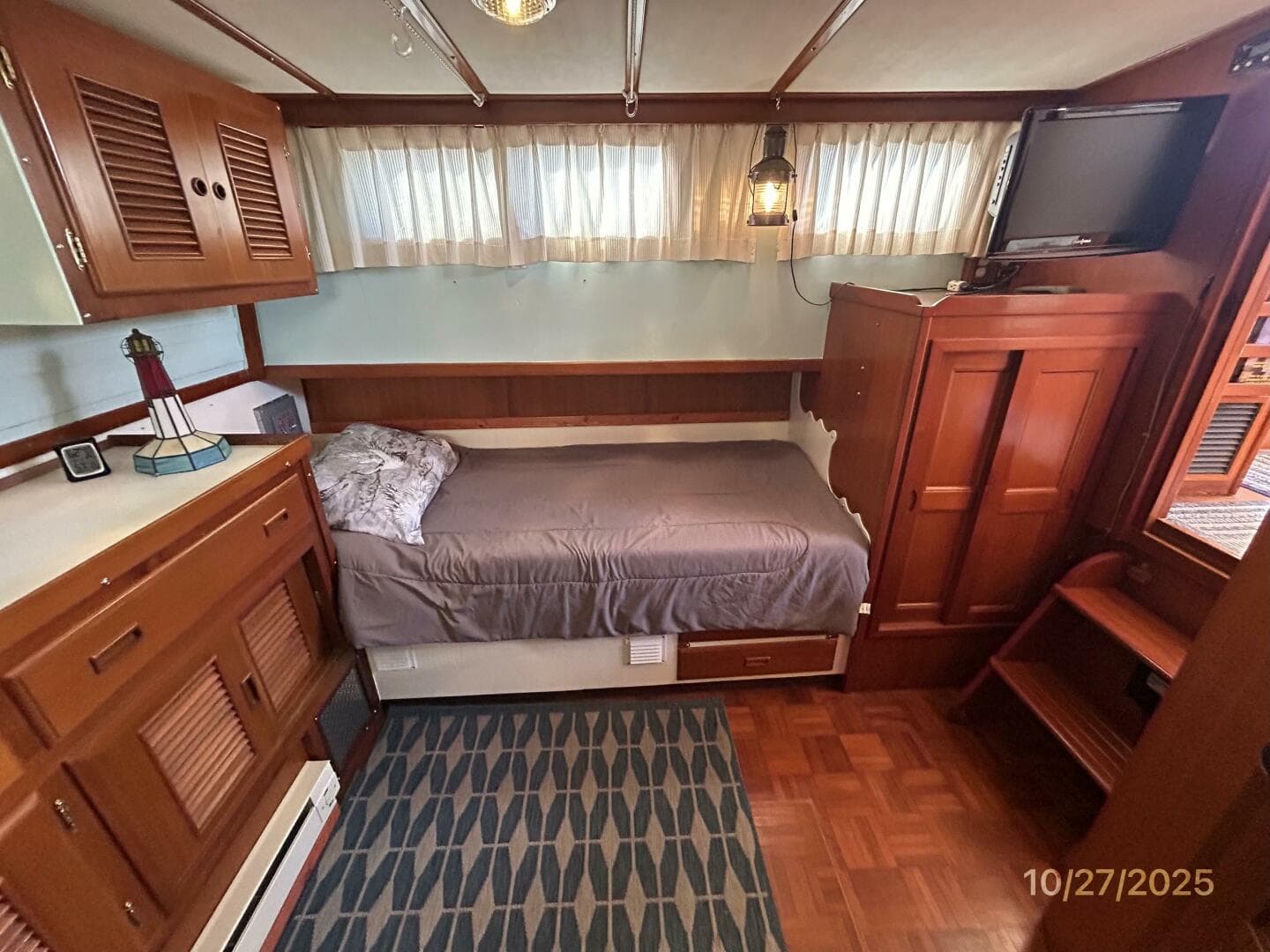 38' Marine Trader master stateroom port