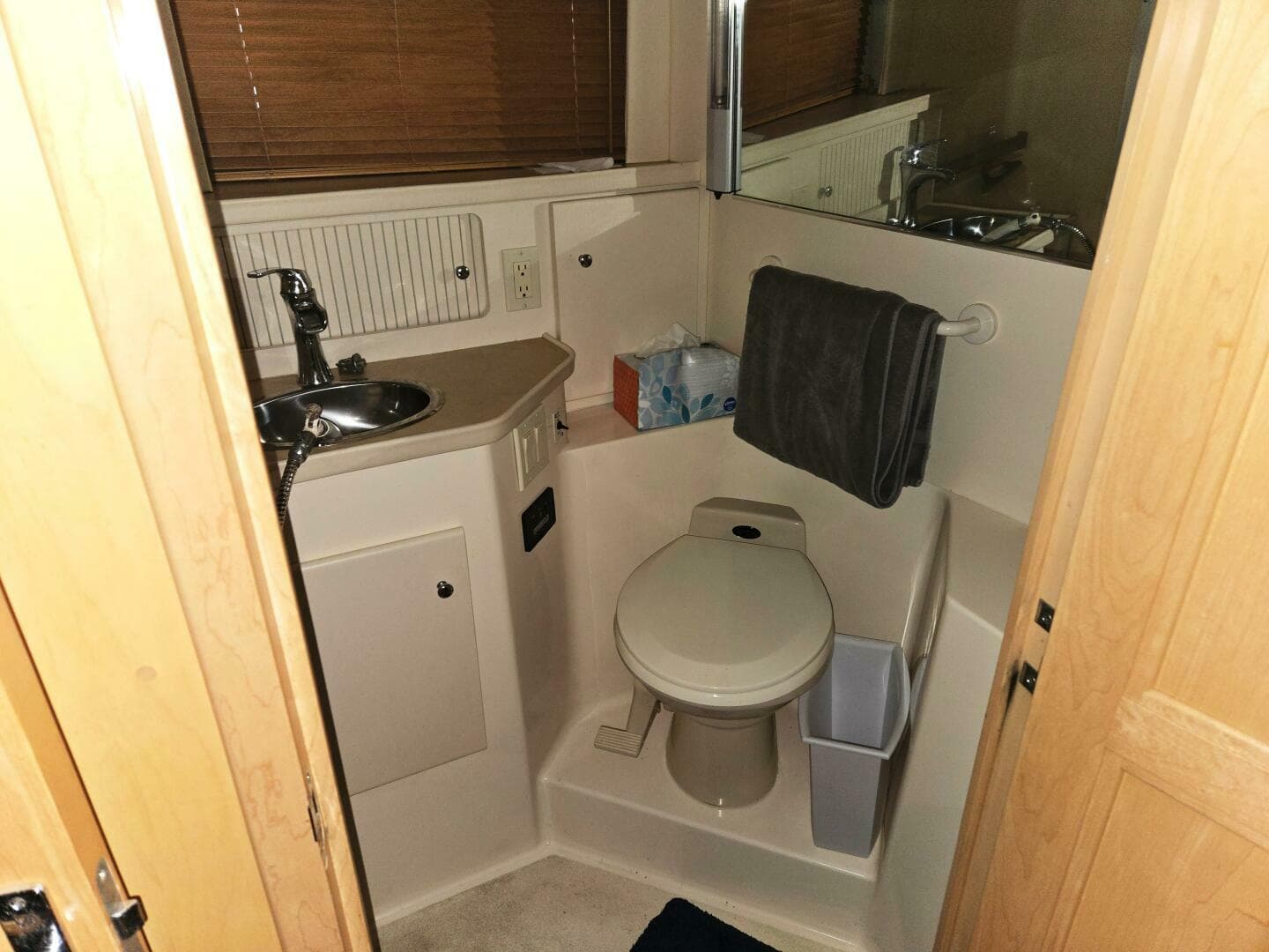 1998 Carver 355 Aft Cabin