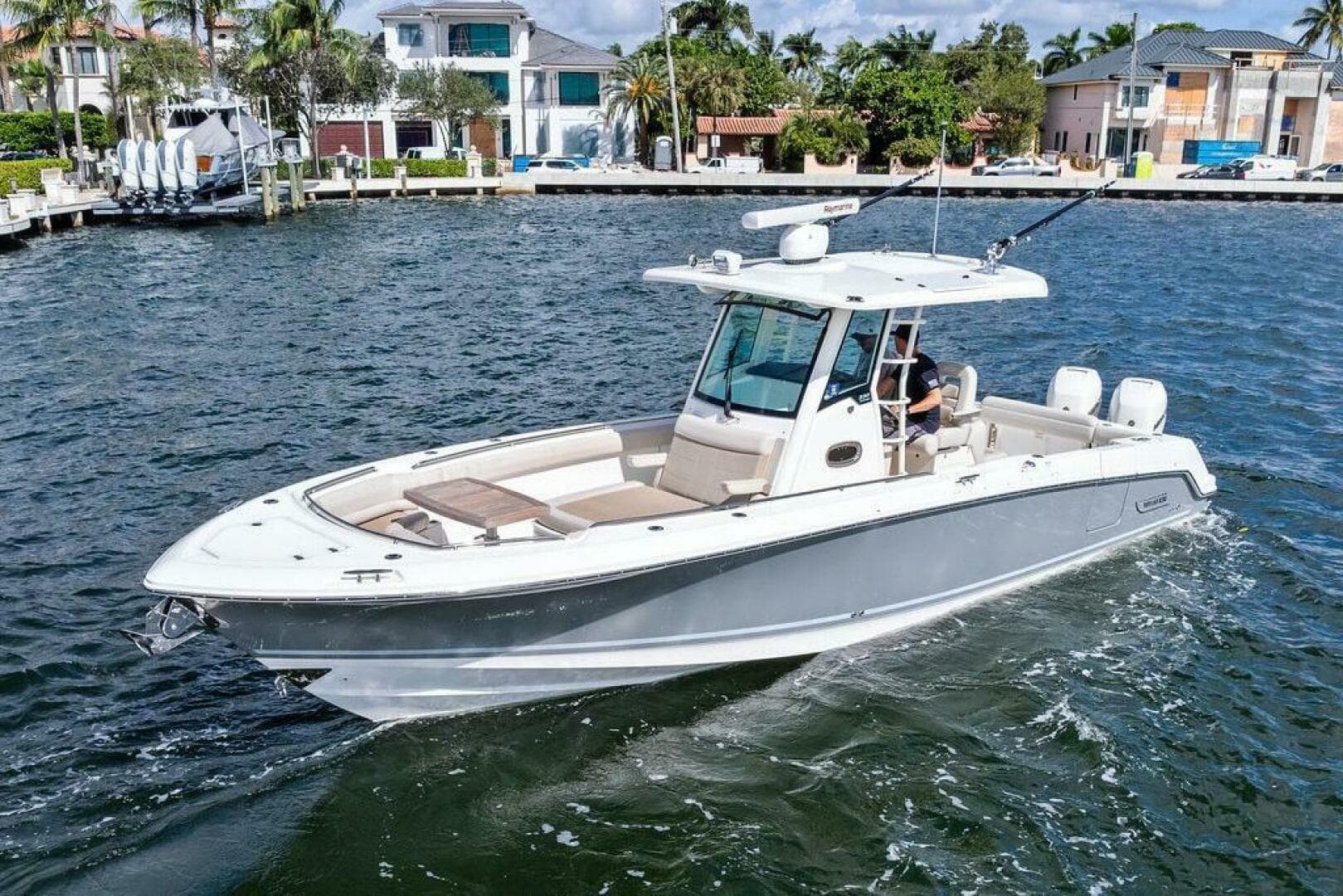 2018 Boston Whaler 330 Outrage