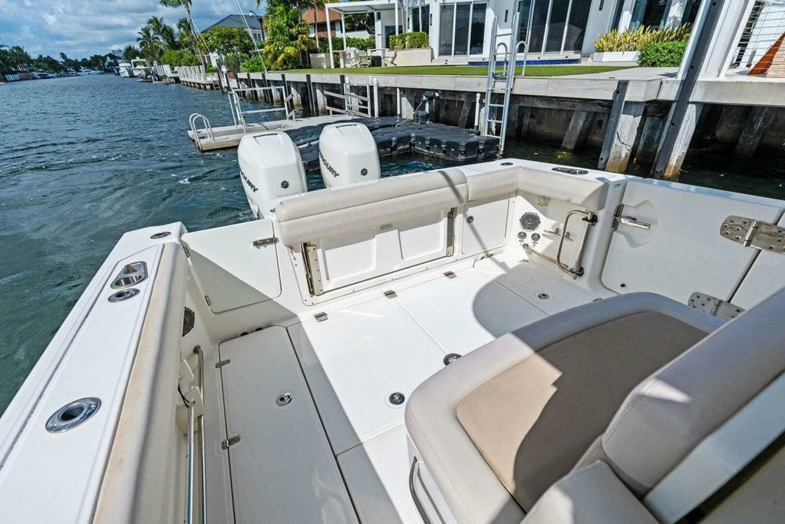 2018 Boston Whaler 330 Outrage