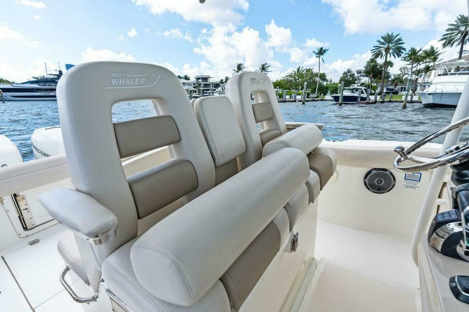 2018 Boston Whaler 330 Outrage
