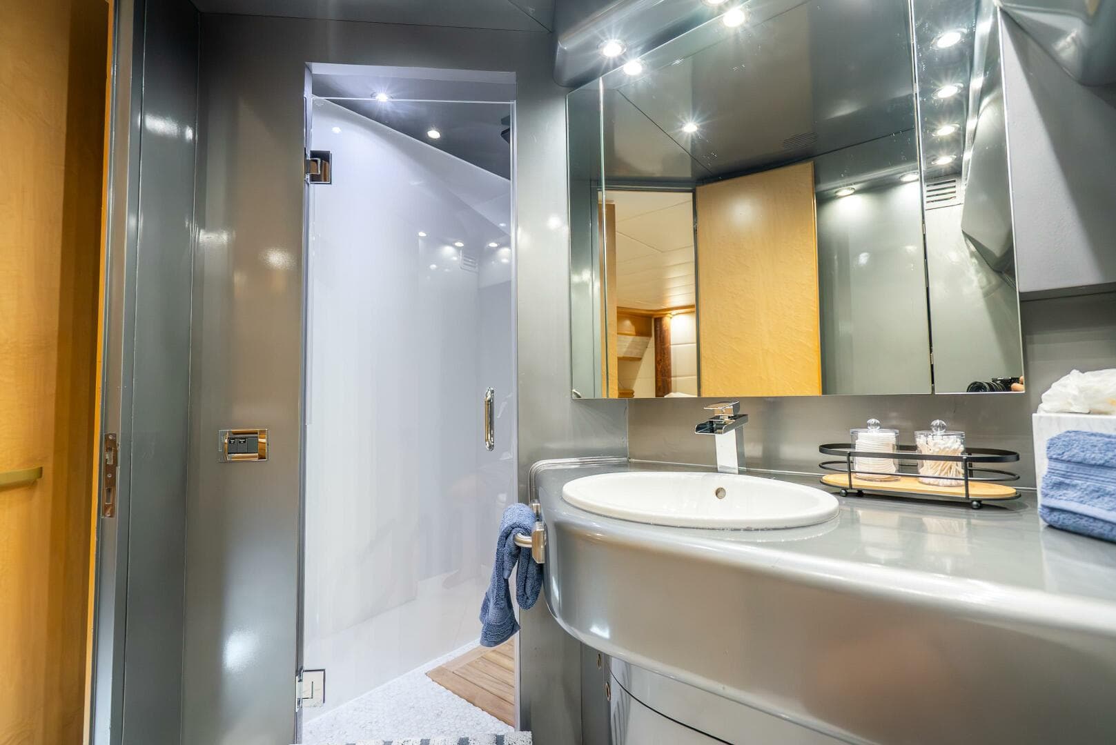 1991 Maiora Raised Pilothouse