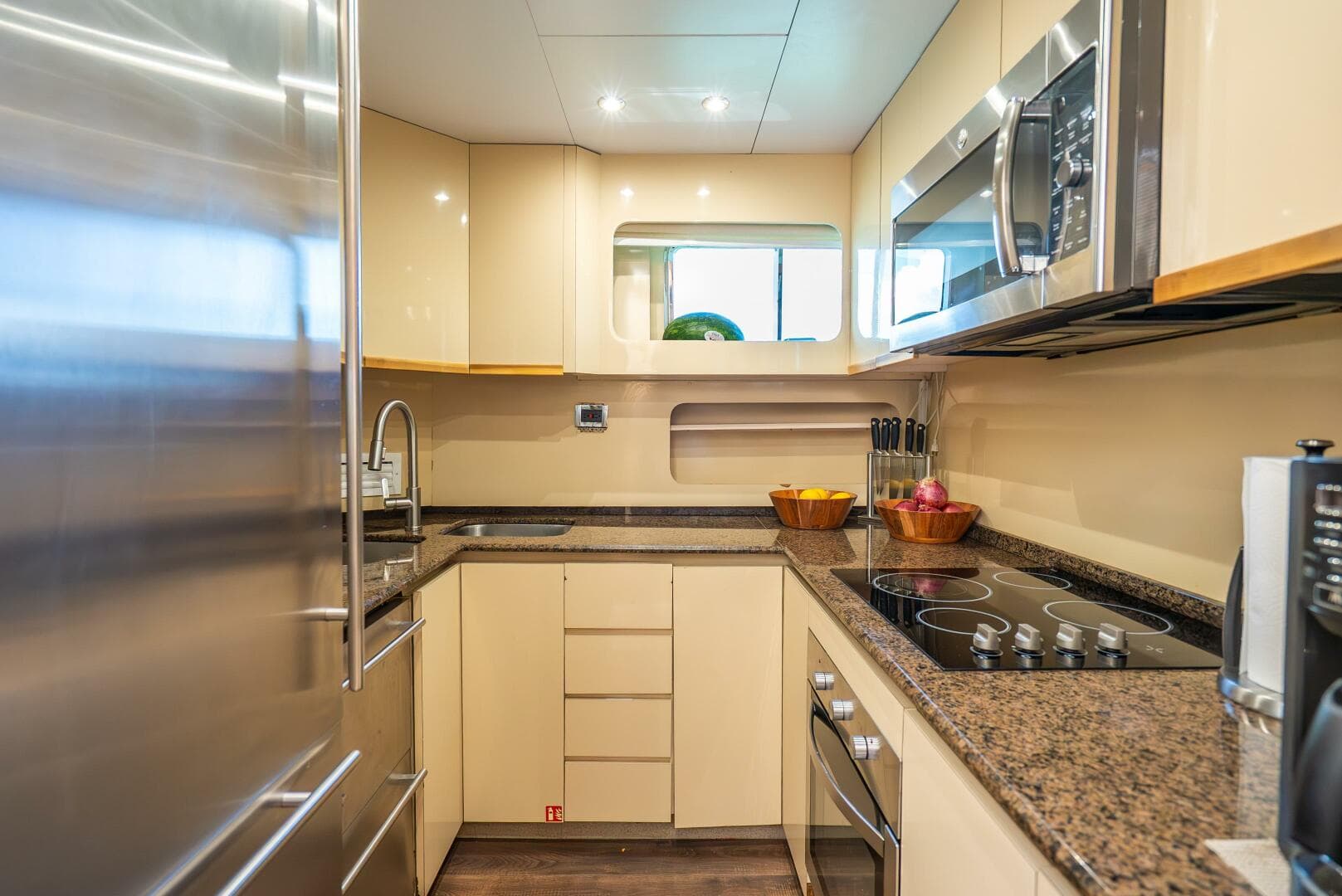 1991 Maiora Raised Pilothouse