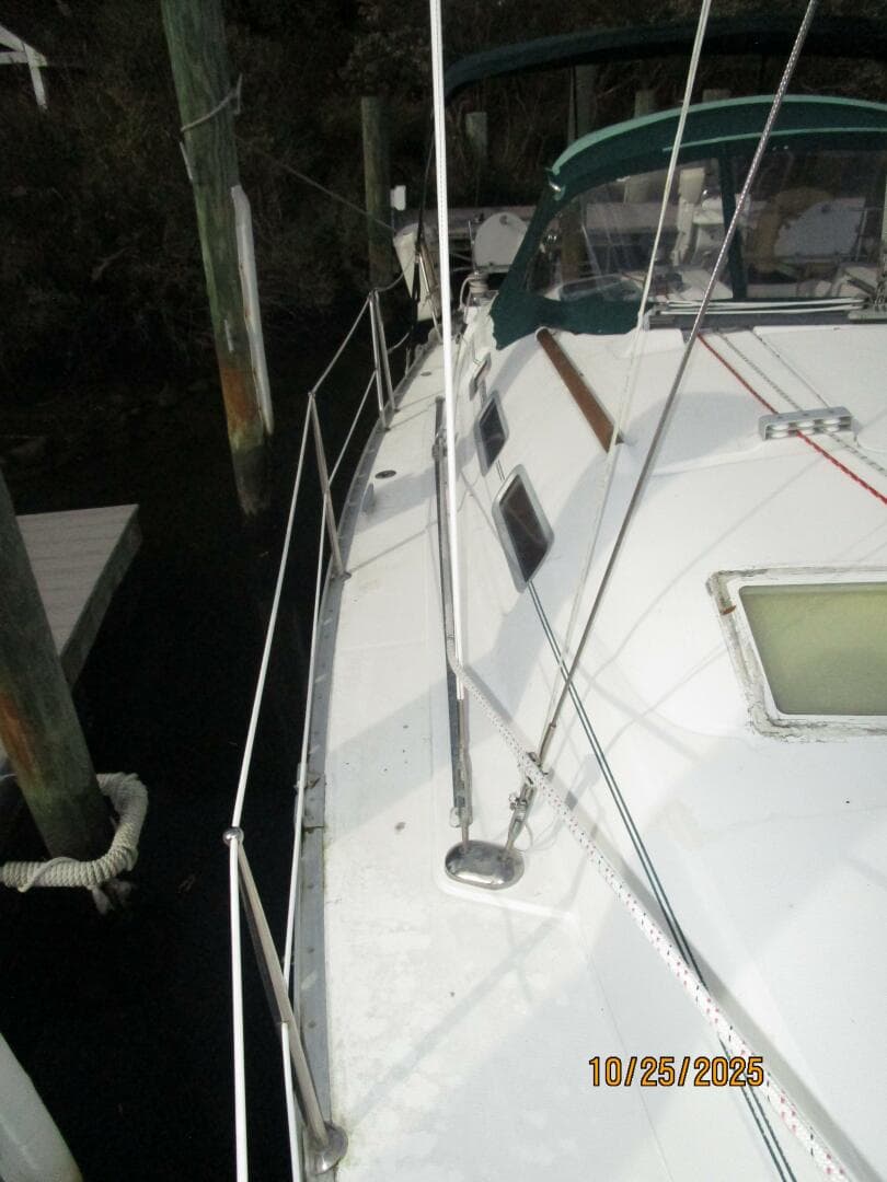 37' Beneteau starboard side deck1