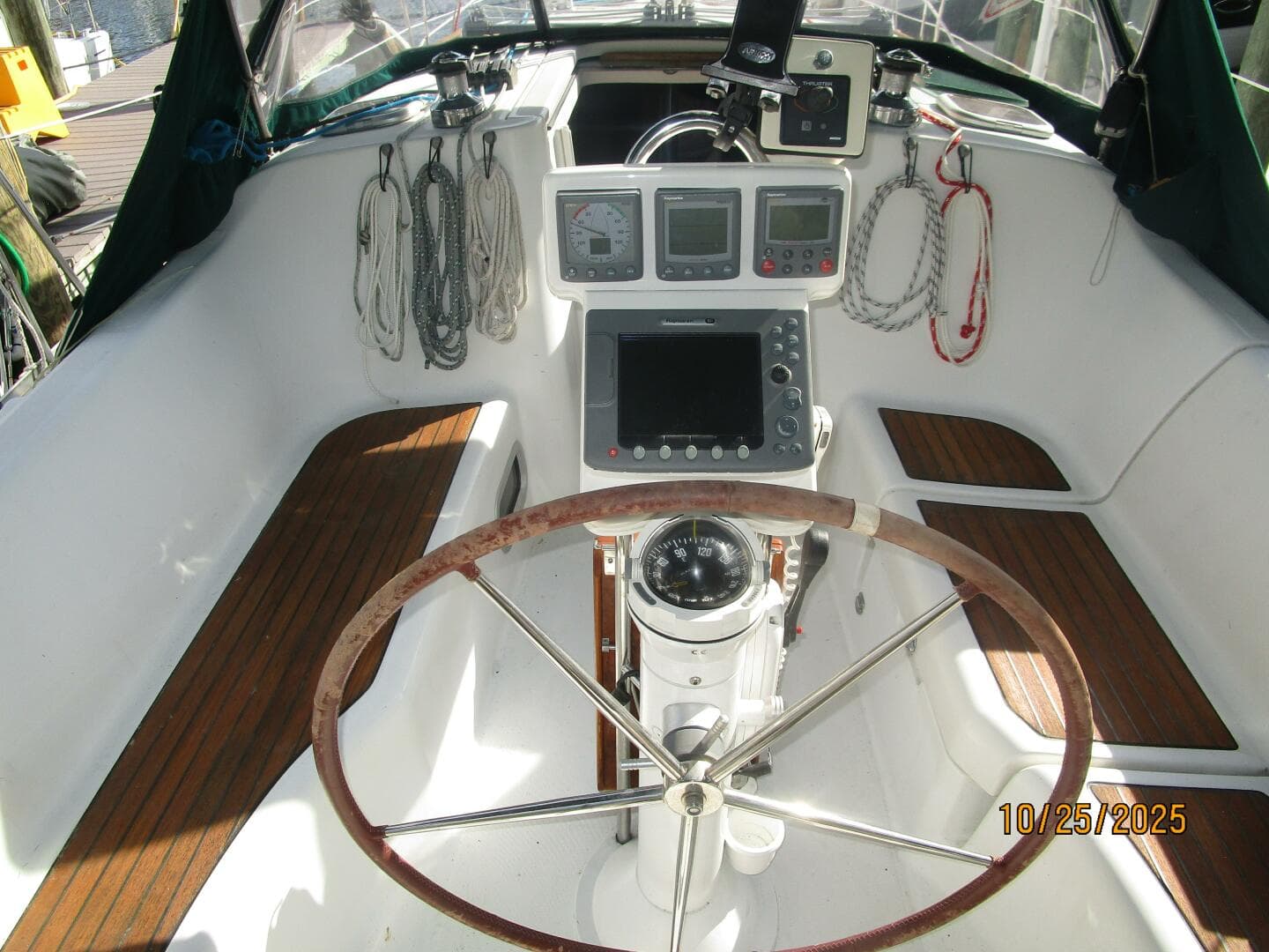 37' Beneteau cockpit helm1