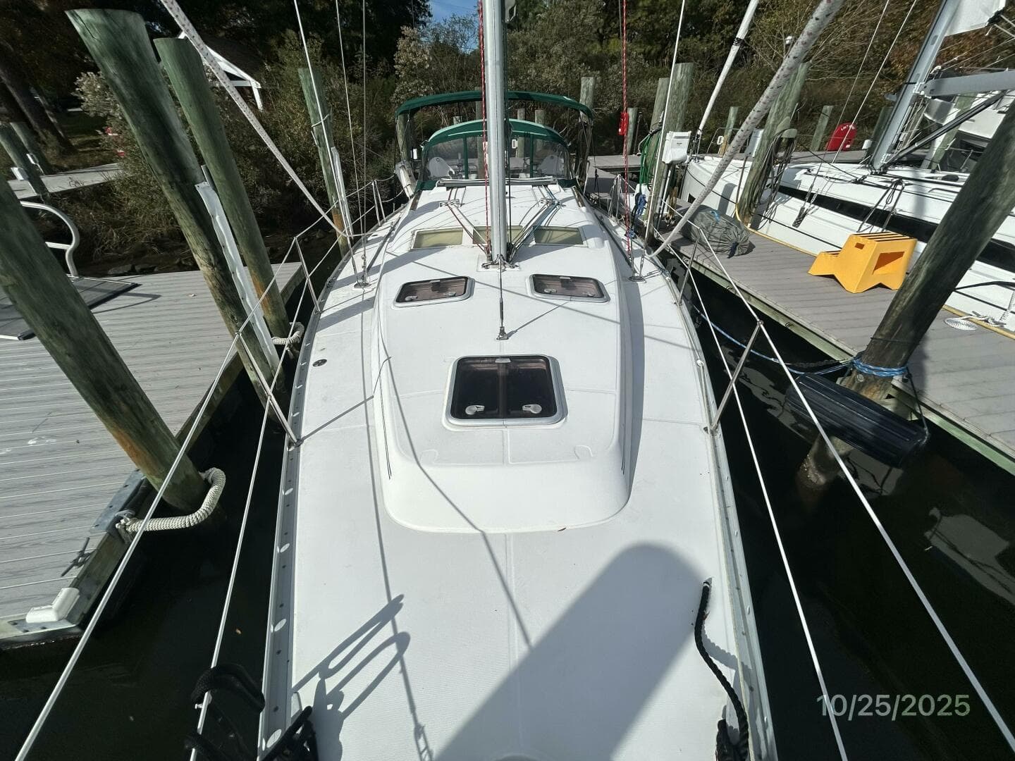 37' Beneteau foredeck aft