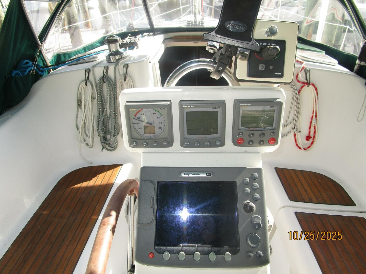 37' Beneteau cockpit helm3