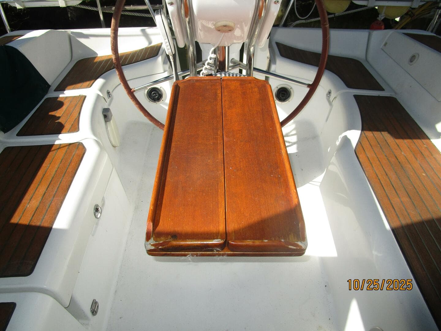 37' Beneteau cockpit table1