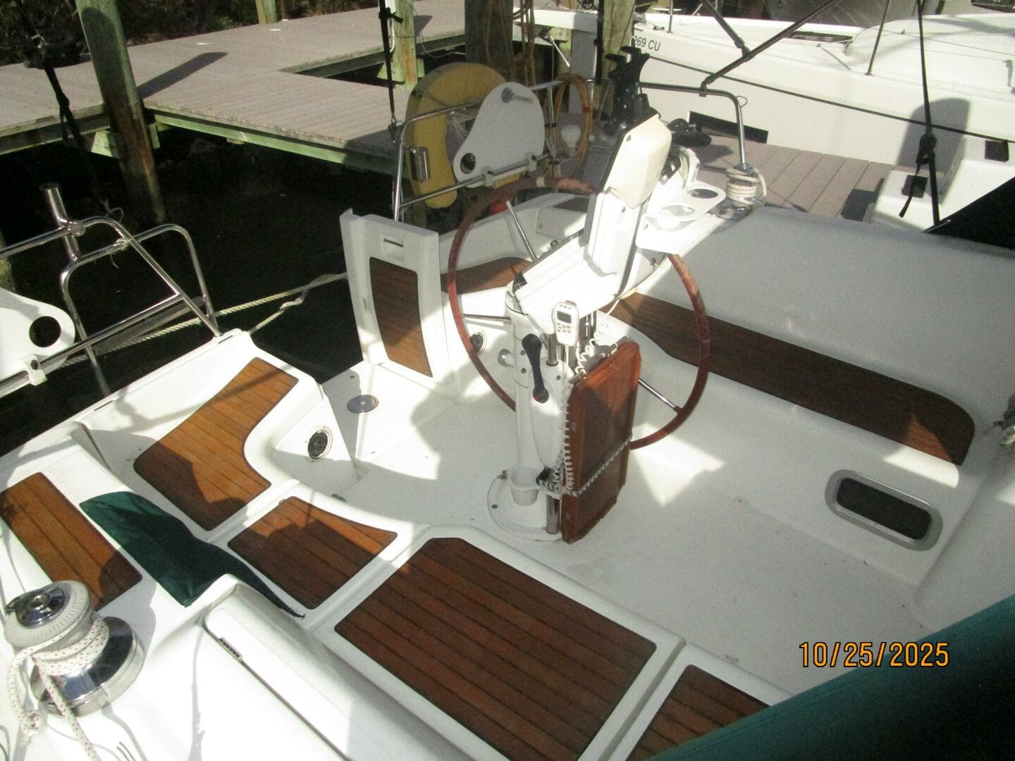 37' Beneteau cockpit2