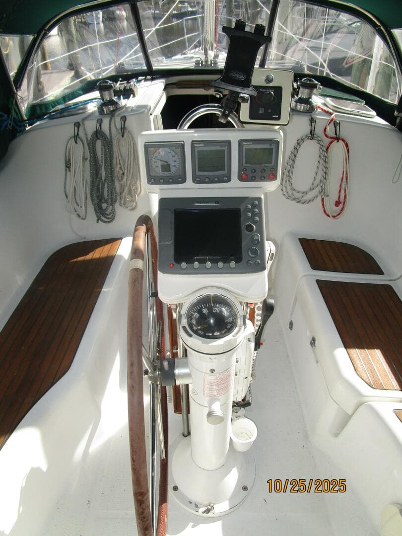 37' Beneteau cockpit helm2