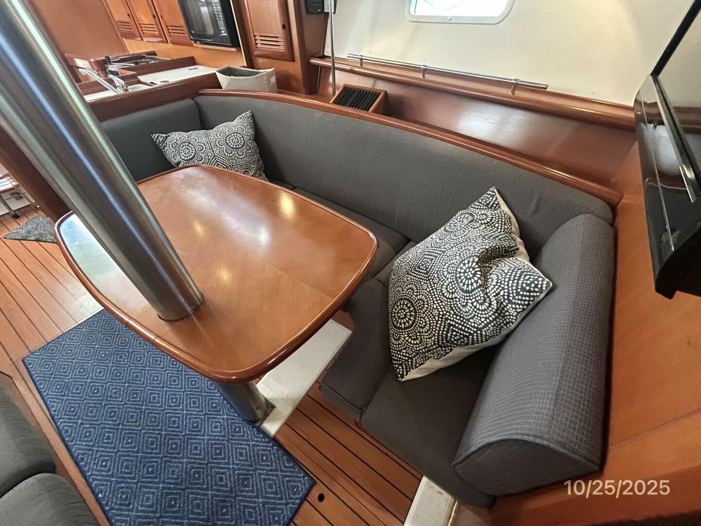 37' Beneteau salon port seating2