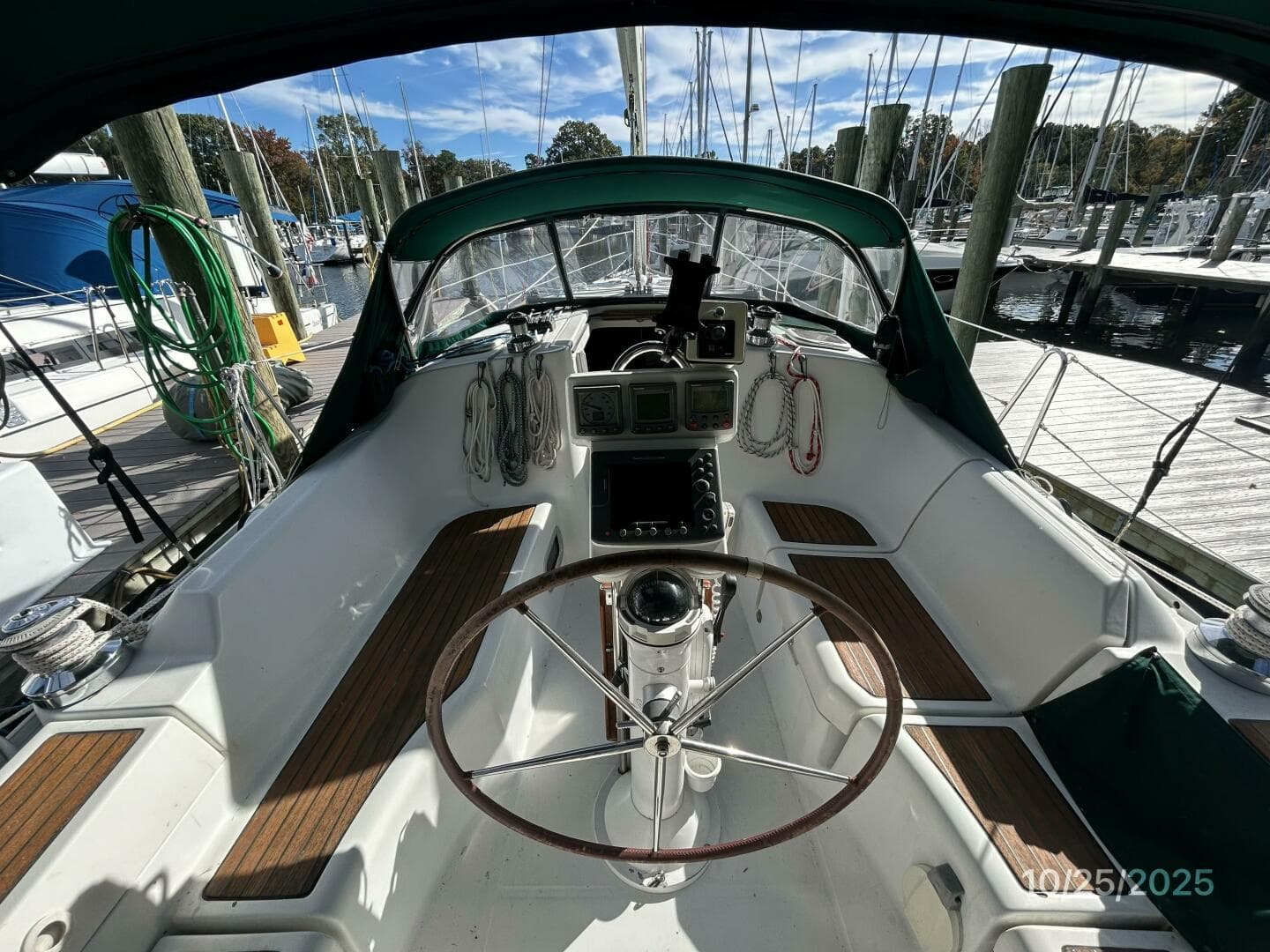 37' Beneteau cockpit forward1