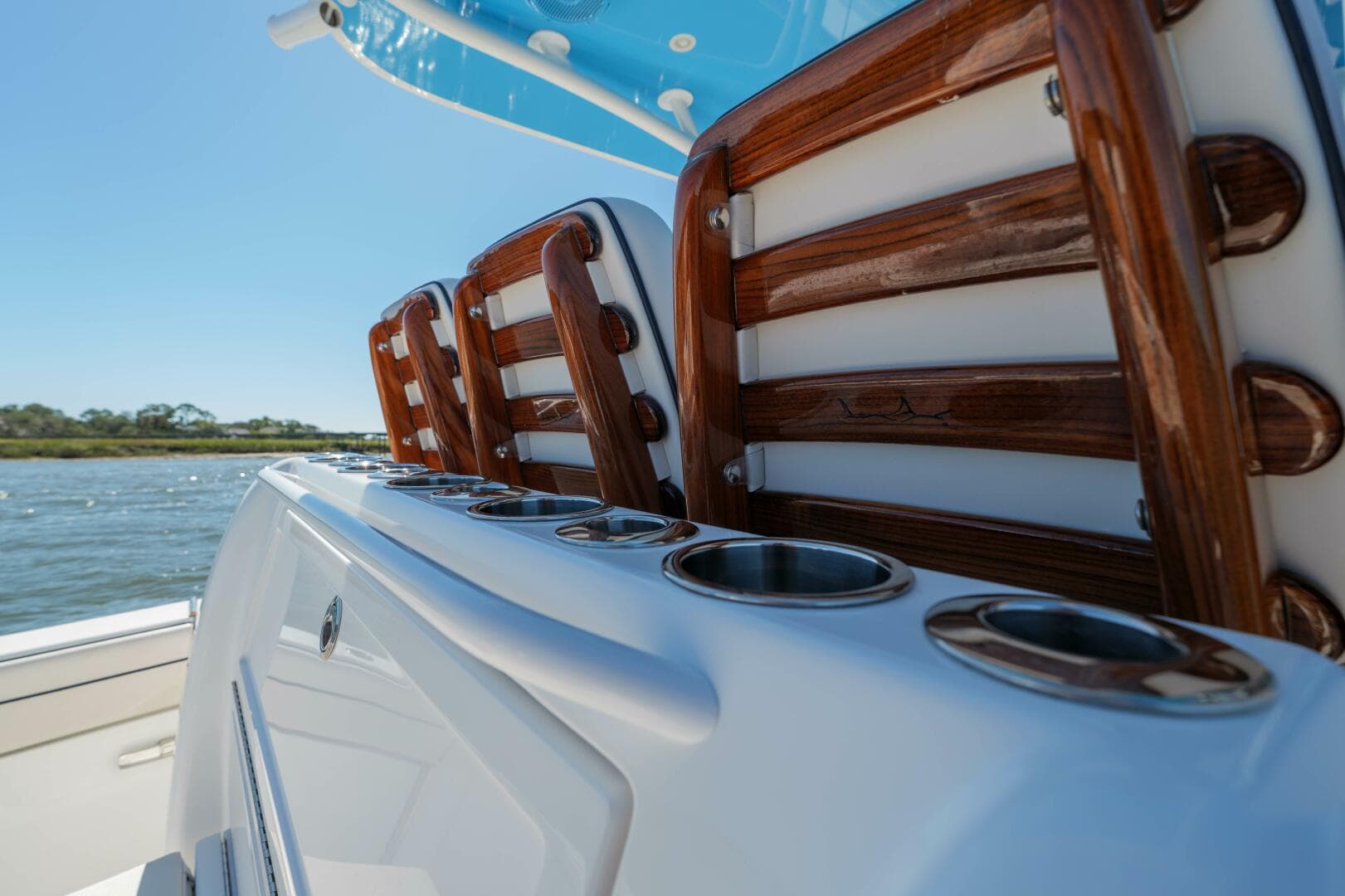Valhalla 33 - Sea Dawg - Helm Seating Rod Holders