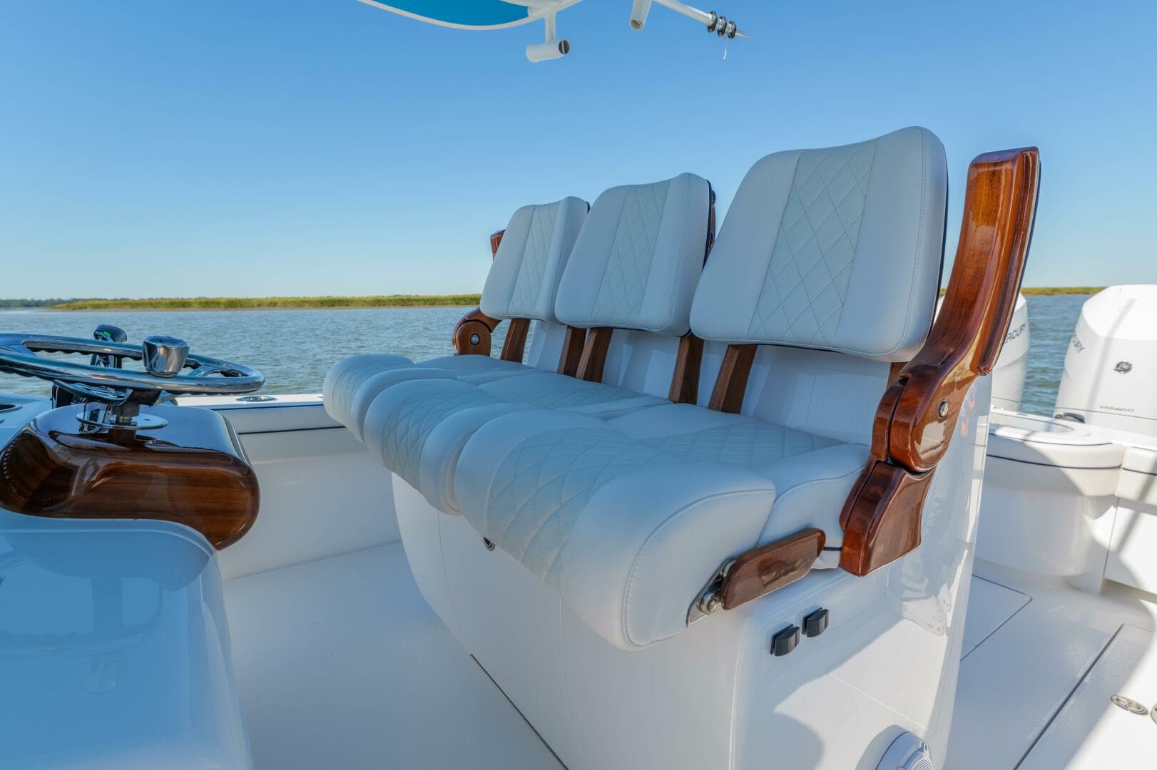 Valhalla 33 - Sea Dawg - Helm Seating