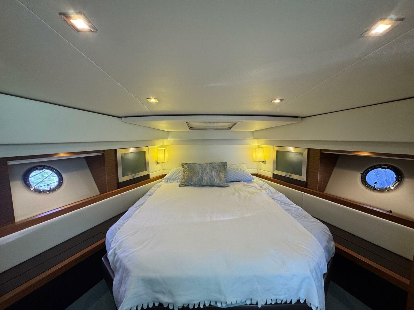 2017 Tiara Yachts 44 Coupe