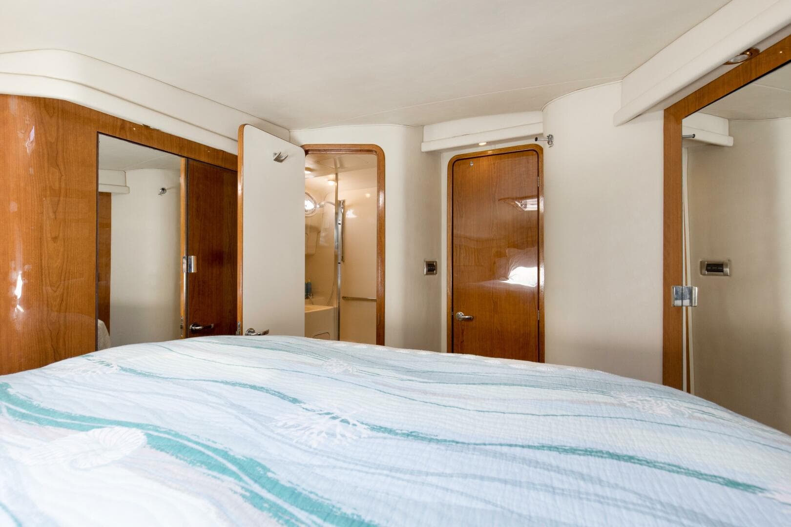 2000 40 Sea Ray 400 Sedan Bridge Silver Lining Primary Stateroom (2)