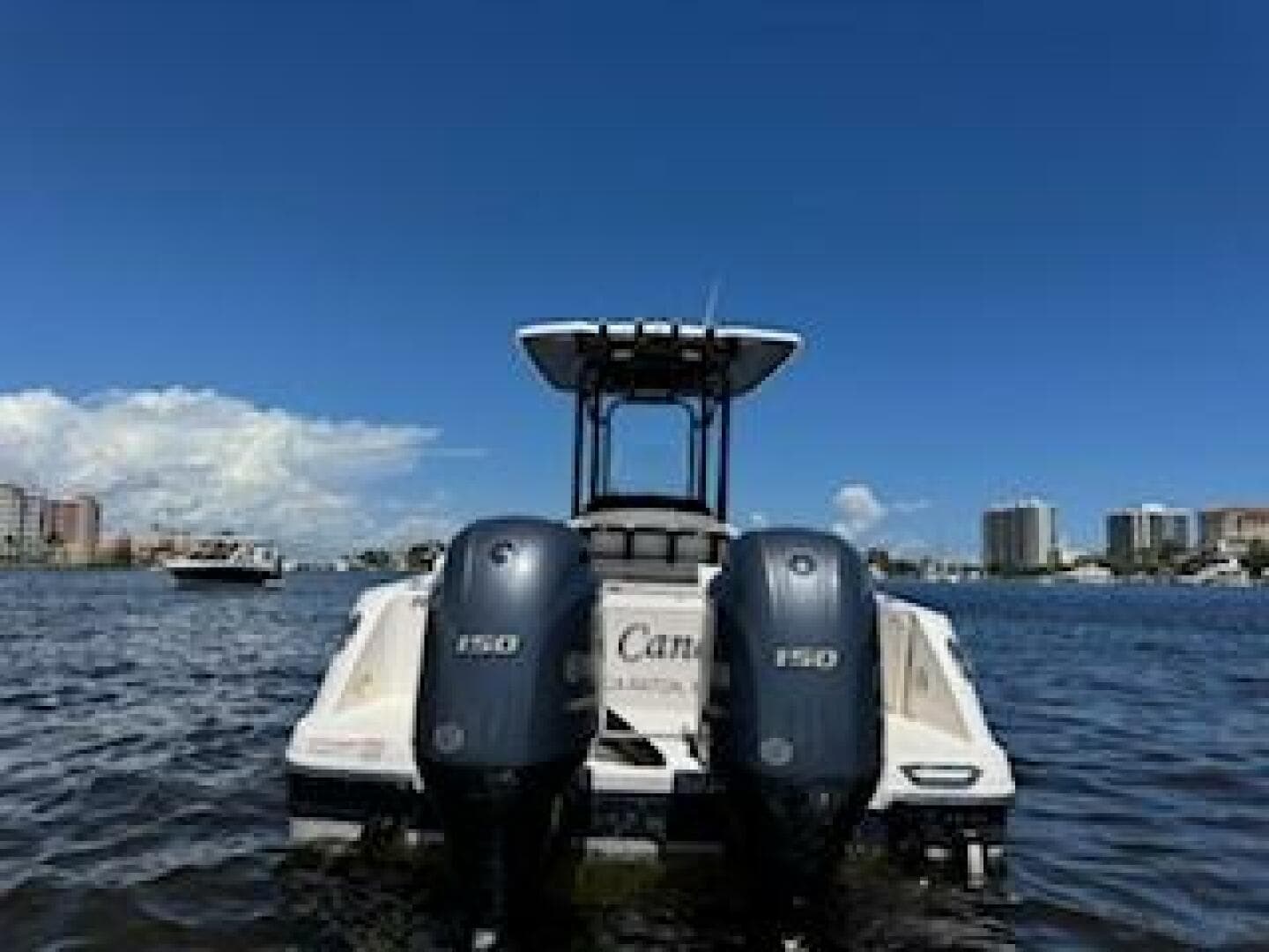 2022 Robalo R242 Center Console