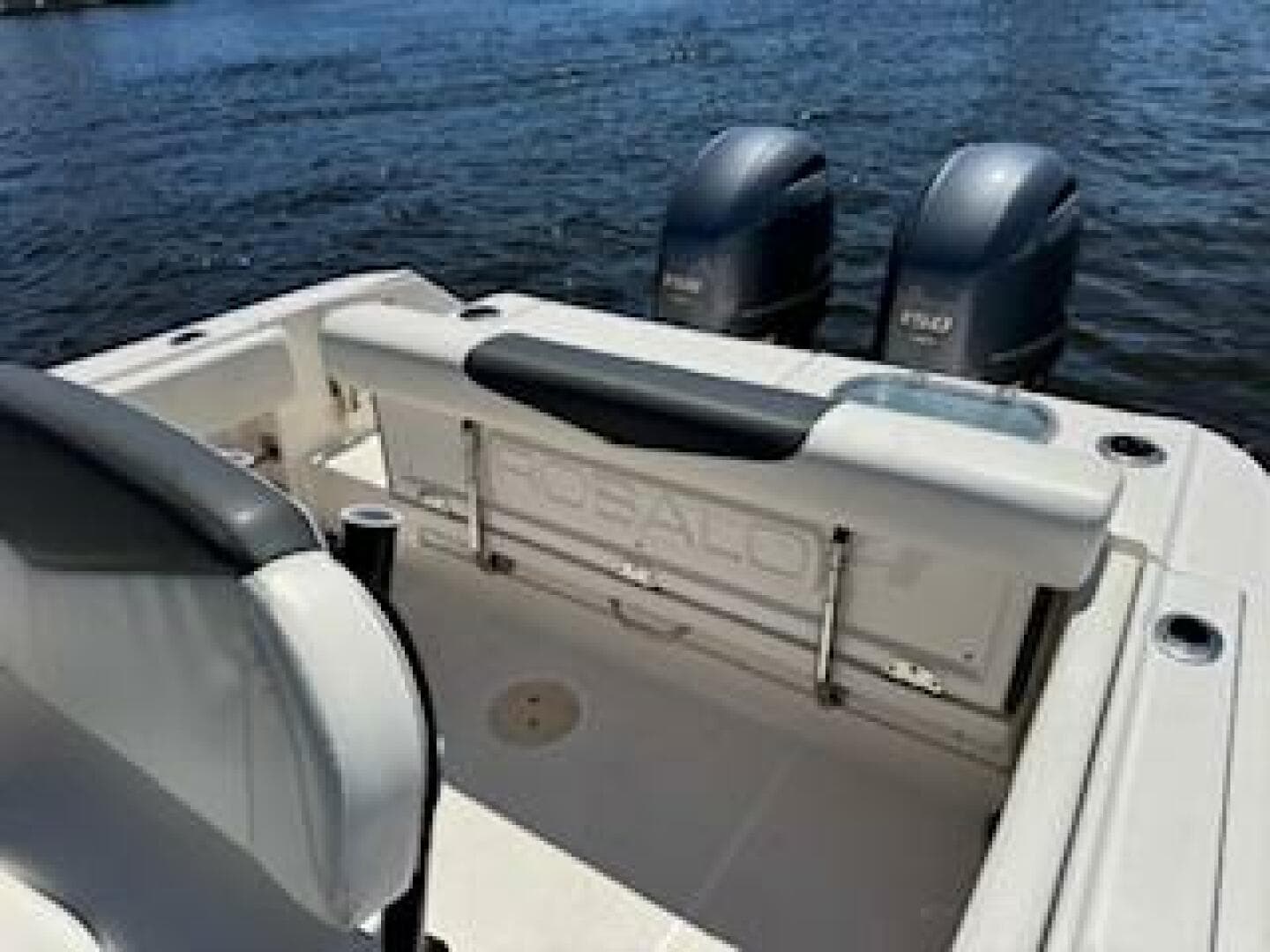 2022 Robalo R242 Center Console