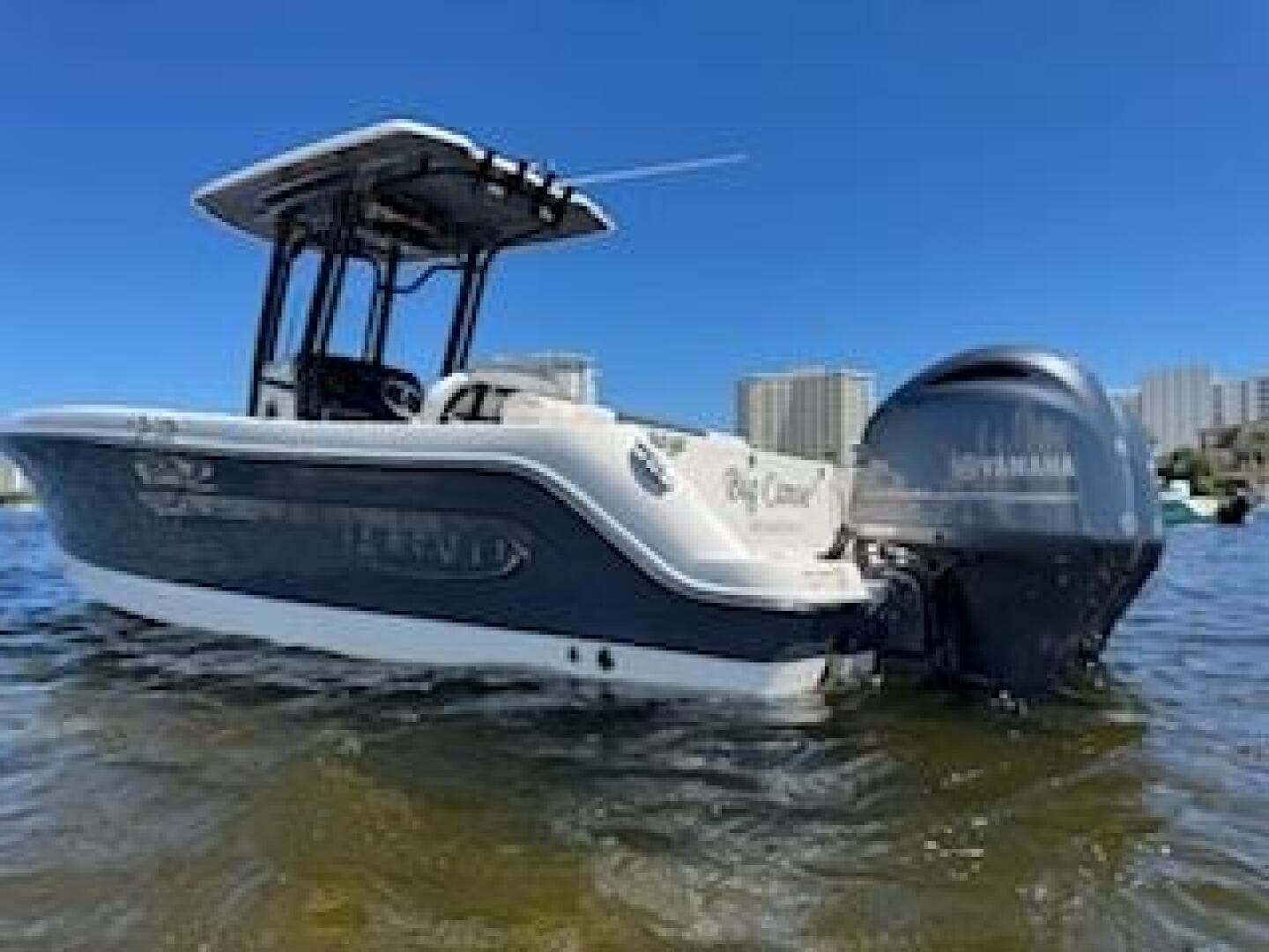 2022 Robalo R242 Center Console