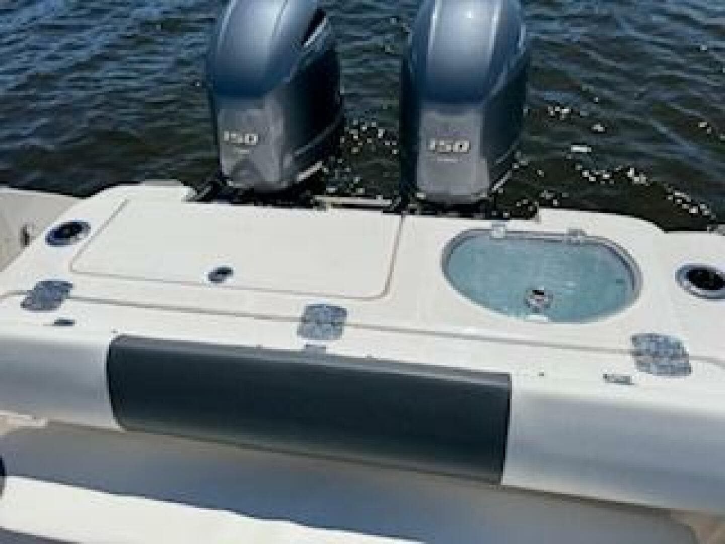 2022 Robalo R242 Center Console