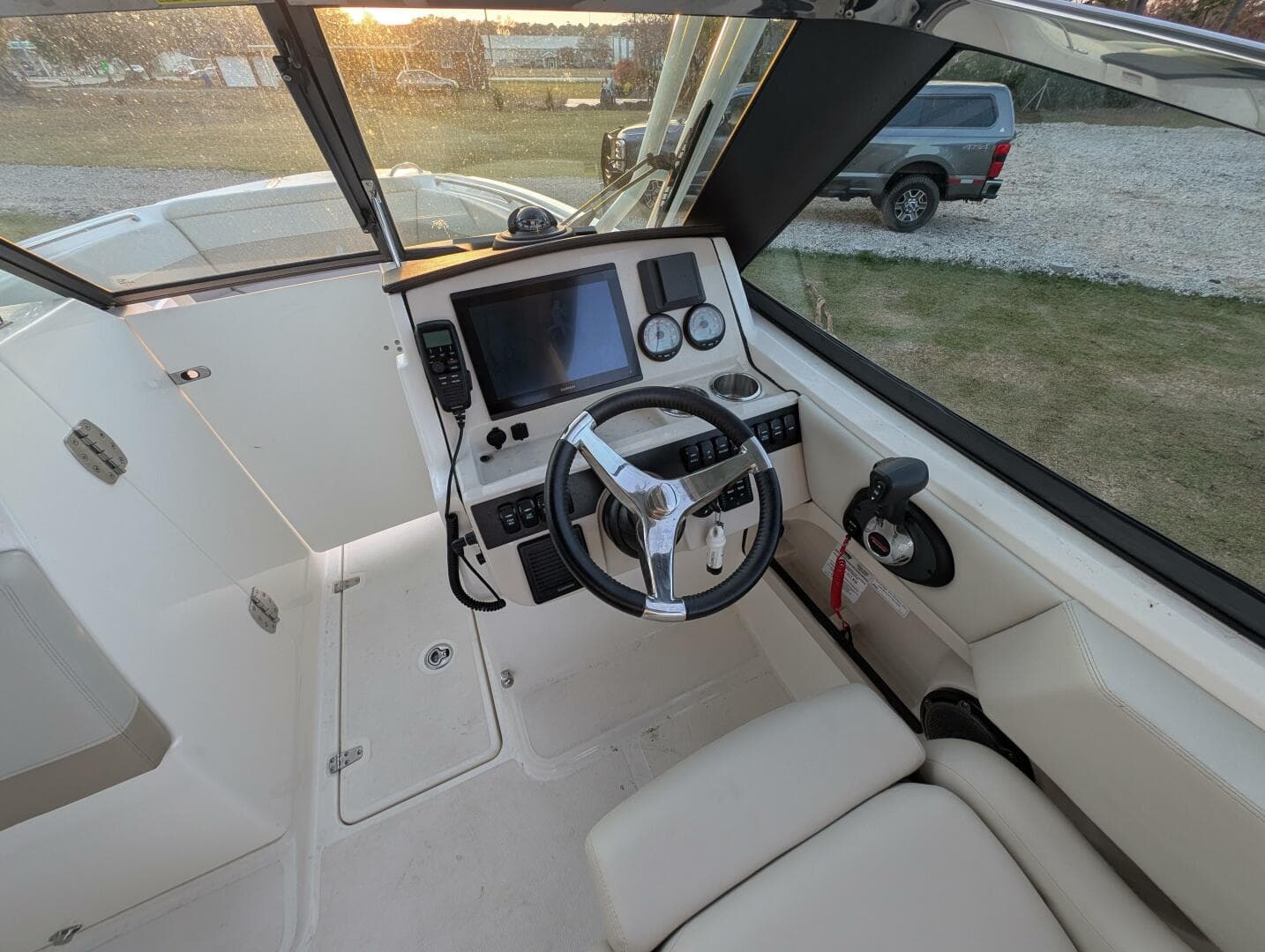 2023 Boston Whaler 240 Vantage