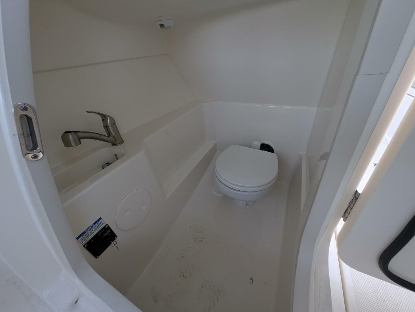 2023 Boston Whaler 240 Vantage