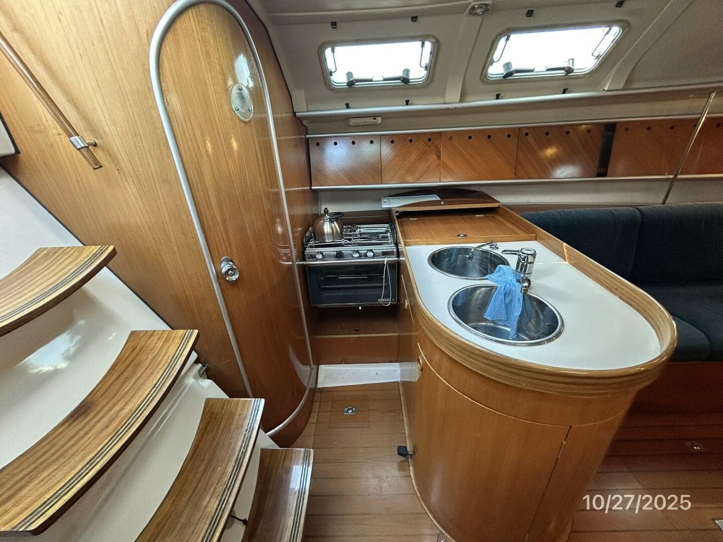 38' Beneteau galley2