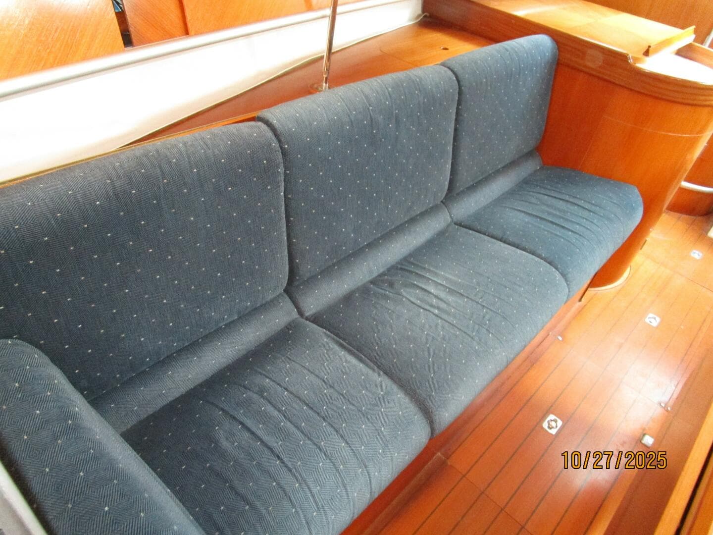 38' Beneteau salon starboard seating2
